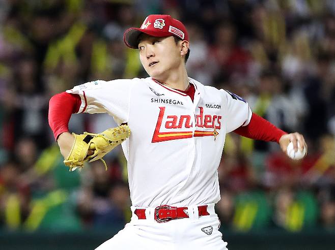 23일 인천 SSG 랜더스 필드에서 열린 프로야구 KIA 타이거즈와 SSG 랜더스의 경기에서 SSG 선발 투수 김건우가 역투하고 있다. SSG 랜더스