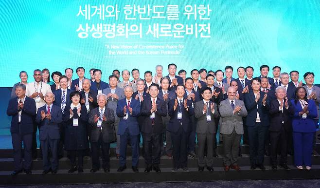 김영록 전라남도지사가 24일 영암 호텔현대 바이라한목포에서 '세계와 한반도를 위한 상생평화의 새로운 비전'을 주제로 열린 '2025 김대중 평화회의 개막식'에 참석해 외교사절 및 내빈 등 참석자들과 기념촬영을 하고 있다. 전라남도 제공