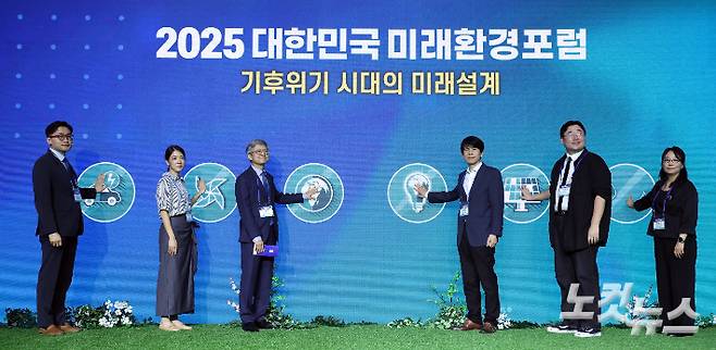 엄지용 카이스트 녹색성장지속가능대학원 교수(왼쪽부터), 윤지로 사단법인 넥스트 미디어총괄, 나이영 CBS 사장, 안세창 환경부 기후탄소정책실장, 곽재식 숭실사이버대학교 환경안전공학과 교수, 이명주 명지대학교 건축학부 교수가 24일 오후 서울 양천구 CBS 본사에서 열린 '2025 대한민국 미래환경포럼' 에 참석해 세리머니를 하고 있다. 황진환 기자