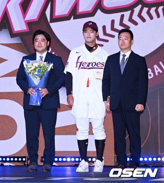 [OSEN=이대선 기자] 17일 오후 7일 오후 서울 롯데호텔 월드에서 ‘2026 KBO 신인 드래프트’가 열렸다.이번 드래프트는 전면 드래프트 방식으로 총 11라운드에 걸쳐 진행된다. 대상자는 총 1천261명으로, 고등학교 졸업 예정자 930명, 대학교 졸업 예정자 216명, 얼리 드래프트 신청자 51명, 해외 아마추어·프로 출신 선수 19명이다. 이 중 최대 110명이 KBO 10개 구단의 부름을 받게 된다.키움에 지명된 북일고 박준현이 기념촬영을 하고 있다. 2025.09.17 /sunday@osen.co.kr