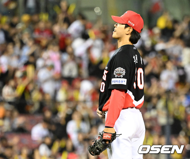 [OSEN=잠실, 이대선 기자] KIA가 이승엽 감독이 자진 사퇴한 두산을 제물로 5할 승률 복귀에 성공했다. 프로야구 KIA 타이거즈는 3일 서울 잠실구장에서 열린 2025 신한 SOL뱅크 KBO리그 두산 베어스와의 시즌 7차전에서 11-3으로 승리했다.경기 종료 후 KIA 홍원빈이 미소를 짓고 있다. 2025.06.03 /sunday@osen.co.kr