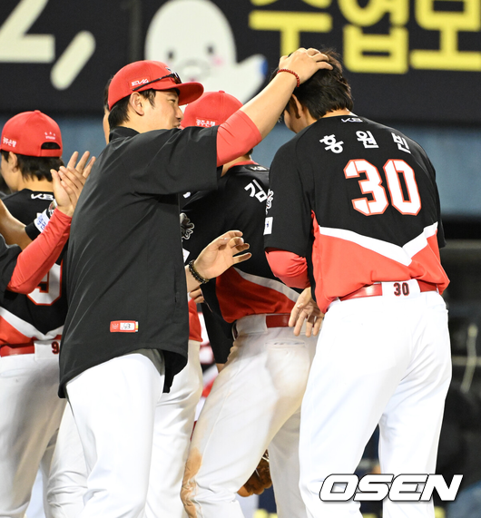 [OSEN=잠실, 이대선 기자] KIA가 이승엽 감독이 자진 사퇴한 두산을 제물로 5할 승률 복귀에 성공했다. 프로야구 KIA 타이거즈는 3일 서울 잠실구장에서 열린 2025 신한 SOL뱅크 KBO리그 두산 베어스와의 시즌 7차전에서 11-3으로 승리했다.경기 종료 후 KIA 손승락 코치가 홍원빈과 승리의 기쁨을 나누고 있다. 2025.06.03 /sunday@osen.co.kr