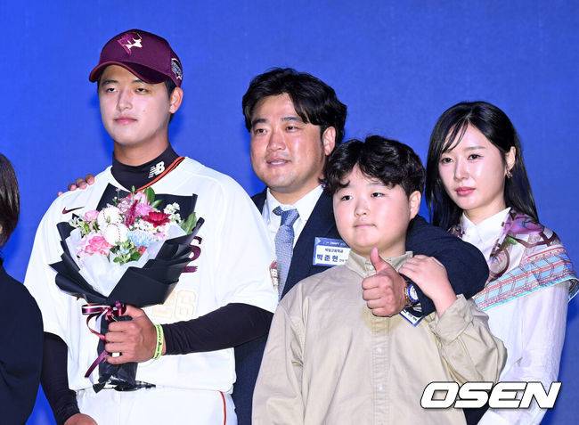 [OSEN=이대선 기자] 17일 오후 7일 오후 서울 롯데호텔 월드에서 ‘2026 KBO 신인 드래프트’가 열렸다.이번 드래프트는 전면 드래프트 방식으로 총 11라운드에 걸쳐 진행된다. 대상자는 총 1천261명으로, 고등학교 졸업 예정자 930명, 대학교 졸업 예정자 216명, 얼리 드래프트 신청자 51명, 해외 아마추어·프로 출신 선수 19명이다. 이 중 최대 110명이 KBO 10개 구단의 부름을 받게 된다.키움에 지명된 박준현이 아버지 박석민 전 코치를 비롯한 가족과 기념촬영을 가지고 있다. 2025.09.17 /sunday@osen.co.kr