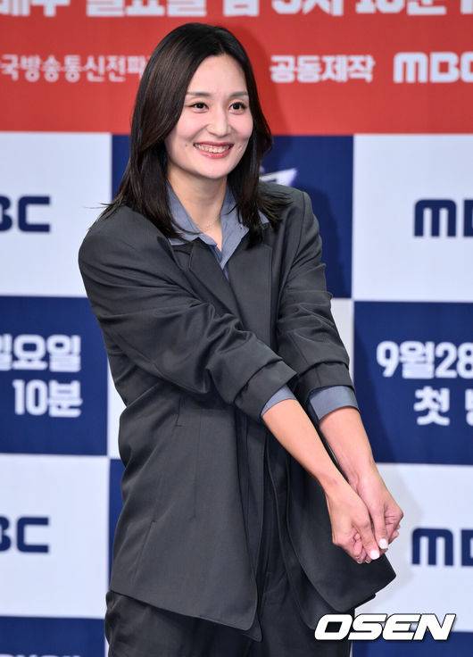 [OSEN=조은정 기자]MBC 새 예능 ‘신인감독 김연경’ 제작발표회가 24일 서울 마포구 상암 MBC 골든마우스홀에서 열렸다.오는 28일 첫 방송하는 MBC 새 예능 프로그램 ‘신인감독 김연경’은 신인감독으로 돌아온 배구계의 전설 배구 황제 김연경의 구단 창설 프로젝트다.전 배구선수 표승주가 포즈를 취하고 있다.  2025.09.24 /cej@osen.co.kr