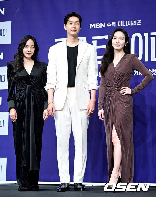 [OSEN=최규한 기자] 24일 오후 서울 신도림동 더 링크 서울에서 MBN 새 수목미니시리즈 ‘퍼스트레이디’ 제작발표회가 열렸다.드라마 ‘퍼스트레이디’는 대통령에 당선된 남편이 장차 퍼스트레이디가 될 아내에게 이혼을 요구하는 초유의 사건이 벌어지면서 펼쳐지는 이야기를 담는다. 배우 유진-지현우-이민영(왼쪽부터)이 포토타임을 하고 있다. 2025.09.24 / dreamer@osen.co.kr