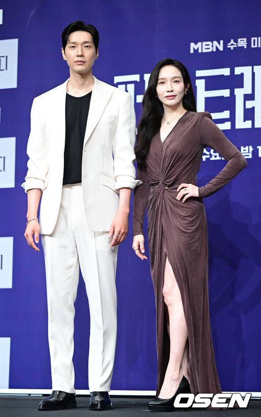 [OSEN=최규한 기자] 24일 오후 서울 신도림동 더 링크 서울에서 MBN 새 수목미니시리즈 ‘퍼스트레이디’ 제작발표회가 열렸다.드라마 ‘퍼스트레이디’는 대통령에 당선된 남편이 장차 퍼스트레이디가 될 아내에게 이혼을 요구하는 초유의 사건이 벌어지면서 펼쳐지는 이야기를 담는다. 배우 지현우와 이민영이 포토타임을 하고 있다. 2025.09.24 / dreamer@osen.co.kr