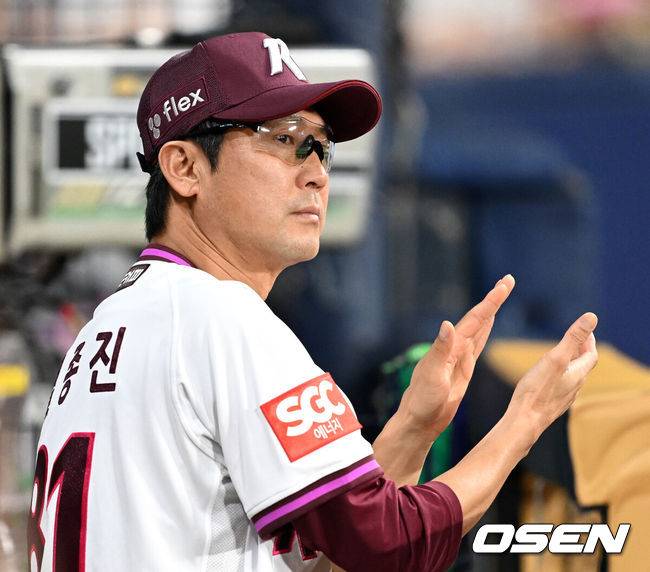 [OSEN=잠실, 이대선 기자] 9일 오후 서울 고척스카이돔에서 2025 신한 SOL Bank KBO리그 키움 히어로즈와 LG 트윈스의 경기가 열렸다.키움은 알칸타라, LG는 톨허스트를 선발 투수로 내세웠다.키움 설종진 감독대행이 선수들에게 박수를 보내고 있다. 2025.09.09 /sunday@osen.co.kr