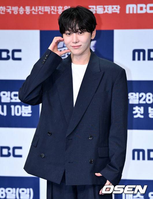 [OSEN=조은정 기자]MBC 새 예능 ‘신인감독 김연경’ 제작발표회가 24일 서울 마포구 상암 MBC 골든마우스홀에서 열렸다.오는 28일 첫 방송하는 MBC 새 예능 프로그램 ‘신인감독 김연경’은 신인감독으로 돌아온 배구계의 전설 배구 황제 김연경의 구단 창설 프로젝트다.세븐틴 부승관이 포즈를 취하고 있다.  2025.09.24 /cej@osen.co.kr