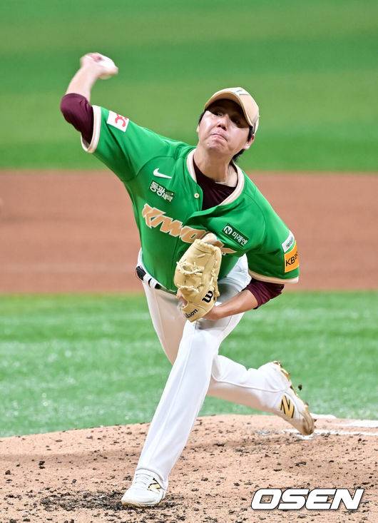 [OSEN=고척 박준형 기자] 24일 오후 서울 고척스카이돔에서 ‘2025 신한 SOL BANK KBO리그’ 키움 히어로즈와 KIA 타이거즈의 경기가 진행됐다.이날 경기에서 키움은 하영민을, KIA는 올러 선발투수로 내세웠다.  3회초 키움 선발투수 하영민이 역투하고 있다.  2025.09.24 / soul1014@osen.co.kr