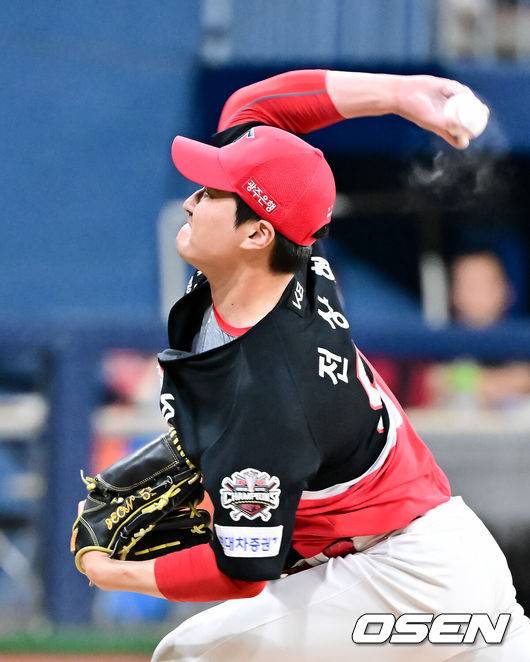 [OSEN=고척 박준형 기자] 24일 오후 서울 고척스카이돔에서 ‘2025 신한 SOL BANK KBO리그’ 키움 히어로즈와 KIA 타이거즈의 경기가 진행됐다.이날 경기에서 키움은 하영민을, KIA는 올러 선발투수로 내세웠다.  7회말 KIA 전상현 투수가 역투하고 있다.   2025.09.24 / soul1014@osen.co.kr