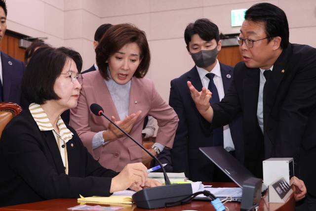 ▲22일 서울 여의도 국회 법제사법위원회에서 열린 '건진법사 관봉권 띠지' 분실 관련 검찰개혁 입법청문회에서 국민의힘 나경원 의원이 더불어민주당 소속 추미애 위원장의 질서유지권 발동에 항의하고 있다. 추 위원장은 "정치공작, 가짜뉴스 공장, 민주당!"이라고 적힌 피켓에 대한 철거요청을 거부하며 의사진행을 방해했다며 나 의원 퇴장 조치 등 질서유지권을 발동했다. ⓒ연합뉴스