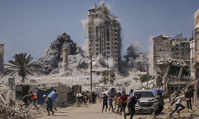 지난 5일(현지시간) 가자 지구의 한 고층건물이 이스라엘의 폭격으로 무너지는 모습. AP연합뉴스