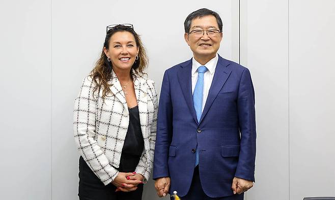 지난 16일 서울 용산 전쟁기념관을 방문한 미국 알래스카 주정부 줄리 샌드 상무부 장관(왼쪽)이 기념관 운영 주체인 전쟁기념사업회 백승주 회장과 기념촬영을 하고 있다. 샌드 장관은 “유엔군 전사자 명비에서 6·25 전쟁에 참전해 희생된 알래스카 출신 9명의 이름을 확인했다”고 말했다. 전쟁기념사업회 제공