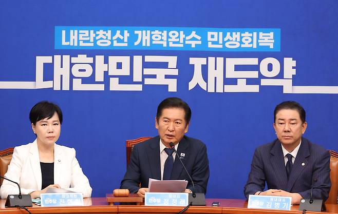 정청래 더불어민주당 대표를 비롯한 최고위원들이 24일 오전 서울 여의도 국회에서 열린 최고위원회의에서 발언을 하고 있다.&nbsp; &nbsp; &nbsp;뉴시스