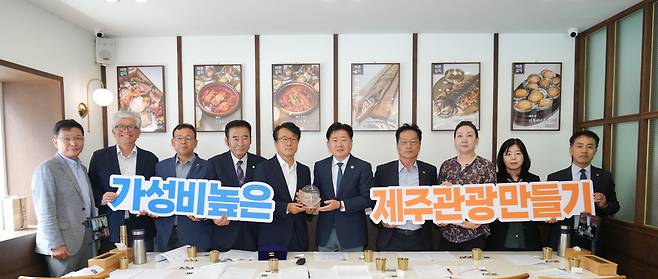 오영훈 제주지사가 22일 제주시내 한 갈치요리 전문점을 찾아&nbsp;‘가성비 높은 제주관광 만들기’ 캠페인을 홍보하고 있다. 제주도 제공