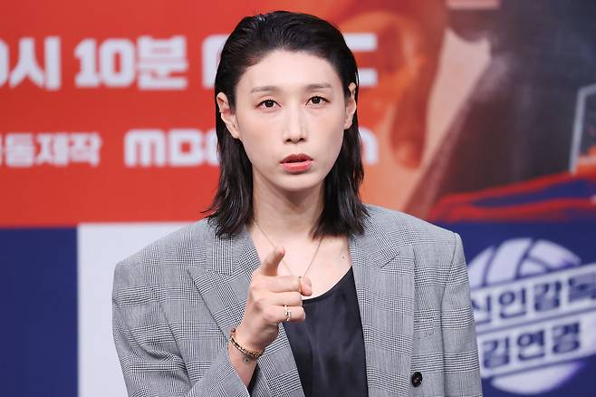 김연경이 24일 서울 마포구 MBC 골든마우스홀에서 열린 MBC 새 예능 '신인감독 김연경' 제작발표회에 참석해 포즈를 취하고 있다. 연합