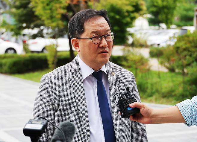 ‘건진법사 관봉권 띠지’&nbsp;유실 사건 관련 서울남부지검 수사관 2명을 고발한 김경호 변호사가 24일 고발인 조사를 받기 위해 대전 유성경찰서에&nbsp;출석하고 있다. 연합뉴스