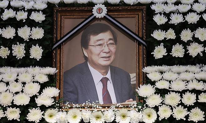 24일 서울 서대문구 세브란스병원 장례식장에 마련된 고(故) 김홍업 김대중평화센터 이사장의 빈소에 고인의 영정이 놓여 있다. 김 이사장은 고(故) 김대중 전 대통령의 차남으로, 1997년 대선에서 부친의 당선을 도운 뒤 2004년 제17대 총선에 출마해 국회의원을 지냈다. 연합뉴스