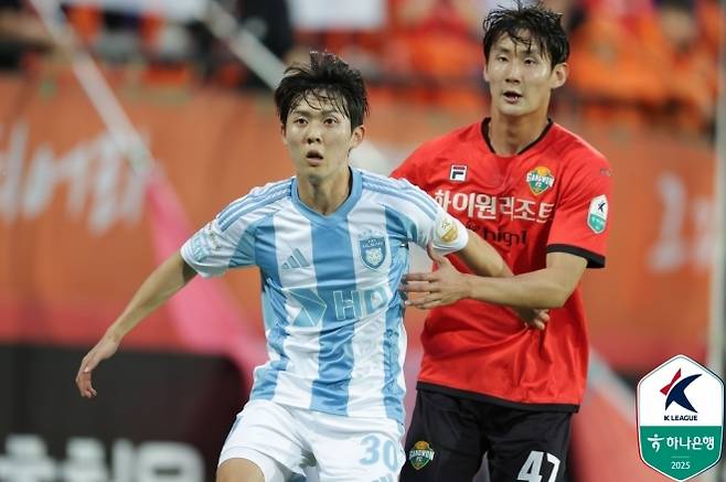 신민하(오른쪽).  한국프로축구연맹 제공