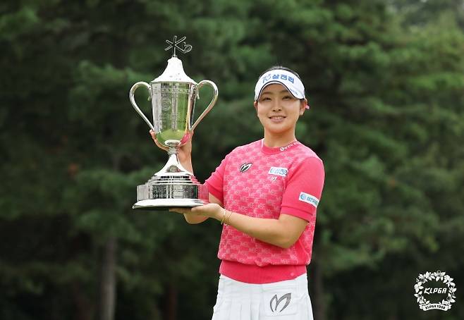 유현조, KLPGA 투어 KB금융 스타챔피언십 우승 - 유현조, KLPGA 투어 KB금융 스타챔피언십 우승     (서울=연합뉴스) 유현조가 7일 경기 이천시 블랙스톤 이천 컨트리클럽에서 열린 KLPGA 투어 시즌 세 번째 메이저 대회 KB금융 스타챔피언십에서 우승해 트로피를 들고 포즈를 취하고 있다. 2025.9.7 [KLPGT 제공. 재판매 및 DB 금지]     photo@yna.co.kr (끝)   <저작권자(c) 연합뉴스, 무단 전재-재배포, AI 학습 및 활용 금지>