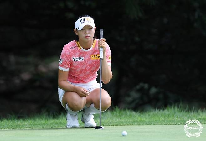 그린 파악하는 방신실 - 그린 파악하는 방신실     (서울=연합뉴스) 방신실이 14일 경기 포천 포천아도니스 컨트리클럽에서 열린 ‘OK저축은행 읏맨 오픈’ FR 1번홀에서 그린을 파악하고 있다. 2025.9.14 [ KLPGA 제공. 재판매 및 DB 금지]     photo@yna.co.kr (끝)   <저작권자(c) 연합뉴스, 무단 전재-재배포, AI 학습 및 활용 금지>