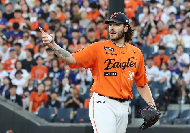 한화 이글스 코디 폰세가 지난달 22일 대전 한화생명볼파크에서 열린 2025 KBO리그 정규시즌 SSG 랜더스와의 홈 경기에서 공을 던지고 있다. 뉴스1