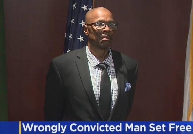 무죄가 확정된 모리스 헤이스팅스 소식을 전하는 현지 뉴스 화면