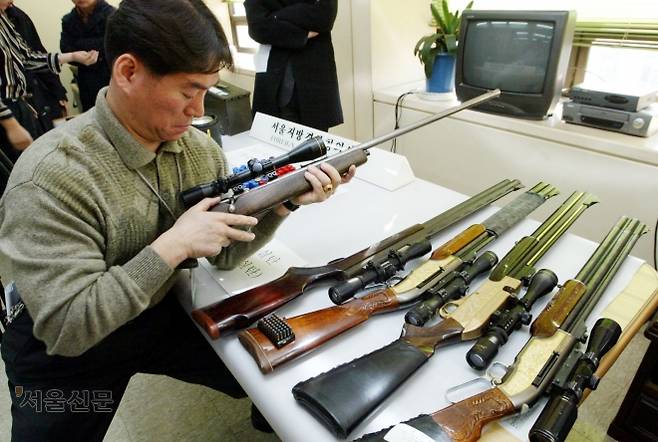 사건과 무관. 사진은 경찰이 과거 공개한 불법 사제 총기 모습. 서울신문DB