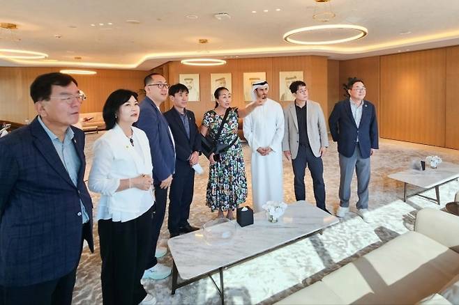 지난 17일부터 5박 7일 일정으로 아랍에미리트 두바이와 아부다비 등으로 국외 출장을 다녀온 울산시의회 산업건설위원회. 울산시의회 제공