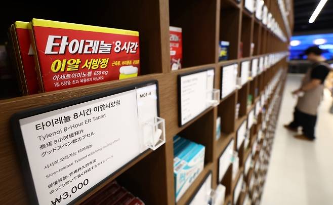 도널드 트럼프 미국 대통령이 임신 중 타이레놀 복용이 태아의 자폐증 위험을 높인다고 주장해 의료계와 맘카페가 발칵 뒤집힌 가운데 24일 서울의 한 약국에 타이레놀 제품들이 진열돼 있다. 뉴스1