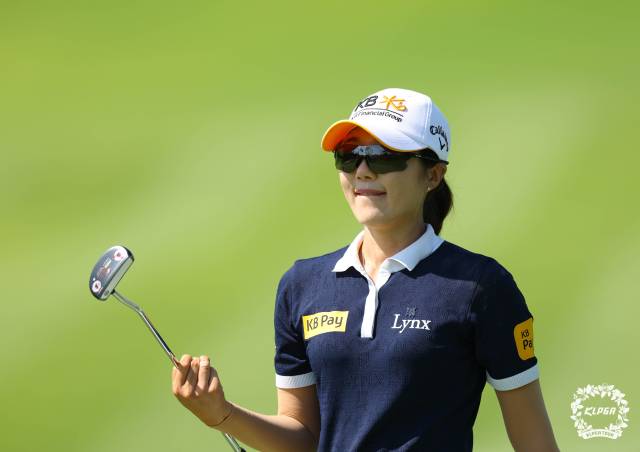 퍼팅을 마치고 이동하고 있는 안송이. 사진 제공=KLPGA