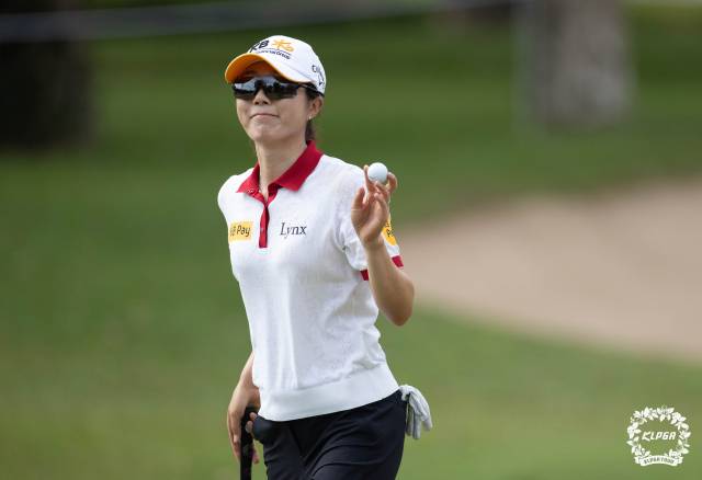 갤러리에게 인사하고 있는 안송이. 사진 제공=KLPGA