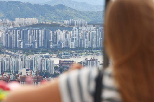 서울 남산에서 바라본 시내 아파트 단지 모습. 연합뉴스