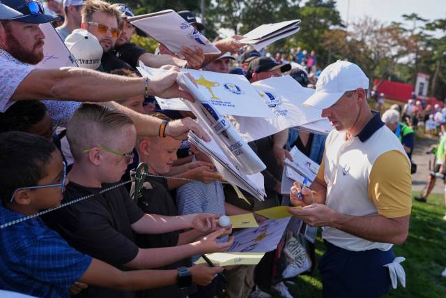 유럽팀의 로리 매킬로이가 24일 미국 뉴욕주 베스페이지 블랙 코스에서 열린 라이더컵 연습 라운드에서 팬들에게 사인을 해주고 있다. AP연합뉴스