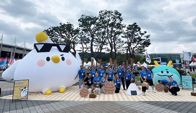24일 '천안흥타령춤축제'가 열리는 종합운동장 앞에서 시 관광캐릭터 '누비'와 '또와' 포토존이 설치되어 외국인 관광객들이 사진을 찍고 있다. ⓒ천안시 제공