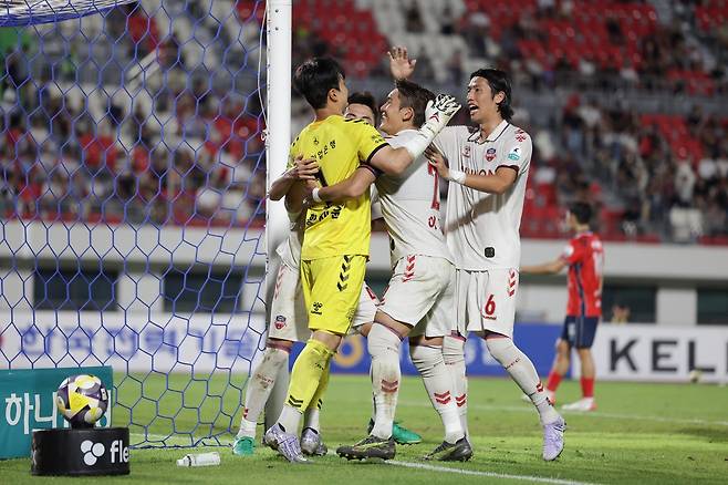 올해&nbsp;수비 불안에 시달리던 수원FC는 최근 골키퍼 황재윤(노란색)과 센터백 이현용의 성장으로 안정을 찾아가고 있다. U-20 대표팀 감독 시절부터 이들을 눈여겨 본 김은중 감독도 둘의 활약 덕분에 안도하고 있다. 사진제공│한국프로축구연맹