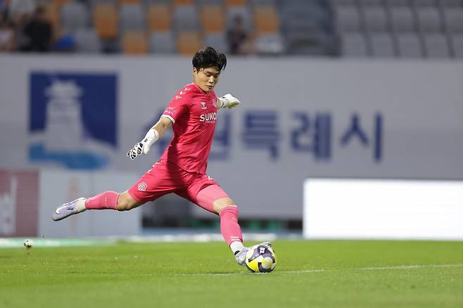 올해&nbsp;수비 불안에 시달리던 수원FC는 최근 골키퍼 황재윤(사진)과 센터백 이현용의 성장으로 안정을 찾아가고 있다. U-20 대표팀 감독 시절부터 이들을 눈여겨 본 김은중 감독도 둘의 활약 덕분에 안도하고 있다. 사진제공│한국프로축구연맹