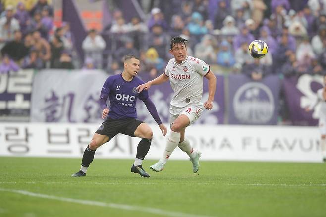 올해&nbsp;수비 불안에 시달리던 수원FC는 최근 골키퍼 황재윤과 센터백 이현용(앞)의 성장으로 안정을 찾아가고 있다. U-20 대표팀 감독 시절부터 이들을 눈여겨 본 김은중 감독도 둘의 활약 덕분에 안도하고 있다. 사진제공│한국프로축구연맹