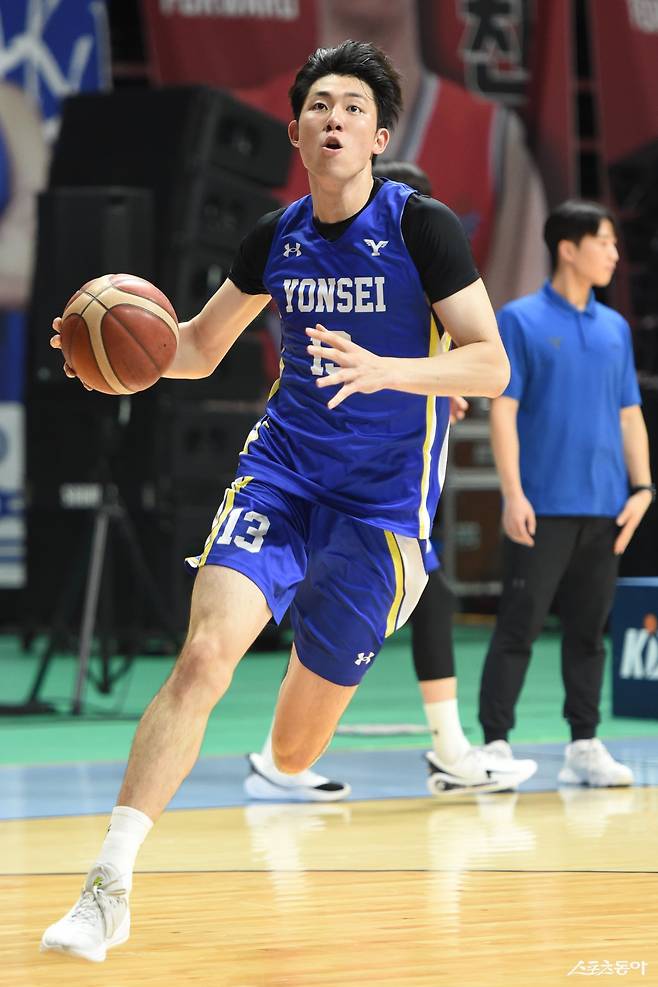 또 한 명의 얼리 참가자인 연세대 강지훈은 이번 신인 드래프트에 참가한 선수 중 2번째로 신장이 좋은 센터다. 사진제공｜점프볼