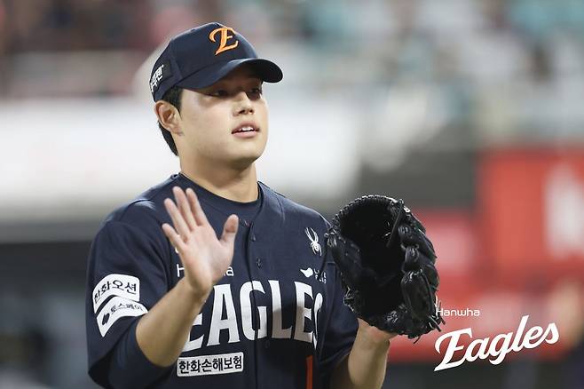 한화 문동주가 20일 수원 KT전에서 이닝을 마무리한 뒤 마운드를 내려가고 있다. 문동주는 이날 올 시즌 처음으로 불펜 보직을 소화했다. 선발은 물론 불펜으로도 실전 경험을 쌓은 문동주의 가을야구 활약이 기대된다. 사진제공｜한화 이글스