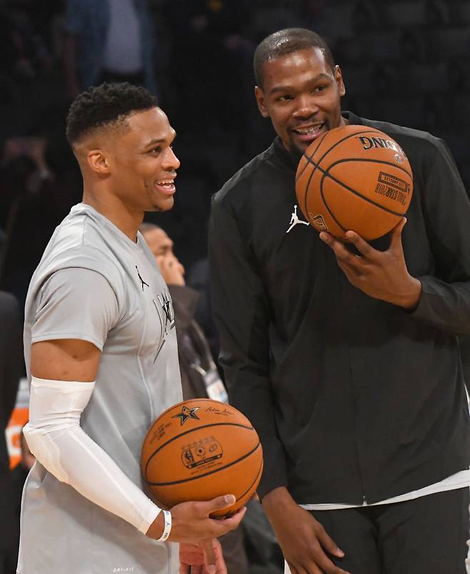 2018 올스타전에서 대화를 나누던 케빈 듀란트(오른쪽)와 제이크 웨스트브룩. Getty Images코리아