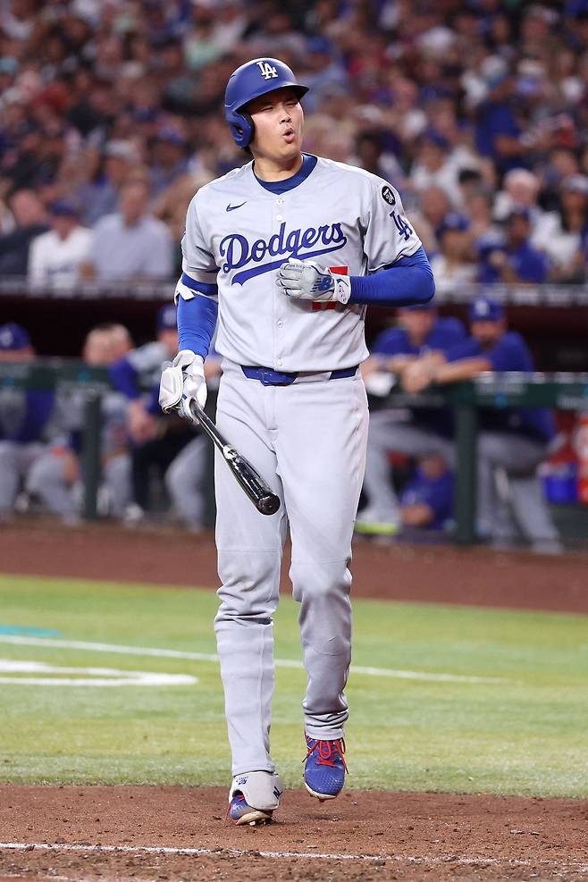 오타니 쇼헤이가 24일 미국 애리조나주 피닉스의 체이스 필드에서 열린 애리조나 다이아몬드백스와 2025 메이저리그(MLB) 정규리그 원정 경기에서 심판의 스트라이크 판정에 아쉬워하는 모습을 보이고 있다.  피닉스 | AFP연합뉴스