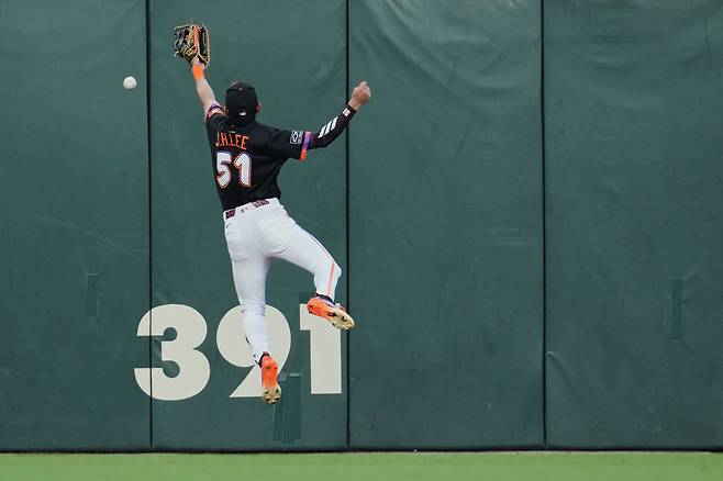 이정후가가 24일 미국 캘리포니아주 샌프란시스코의 오라클 파크에서 열린 세인트루이스 카디널스와 2025 메이저리그(MLB) 정규리그 홈경기에서 타구를 잡지 못하고 있다.   샌프란시스코 | AP연합뉴스