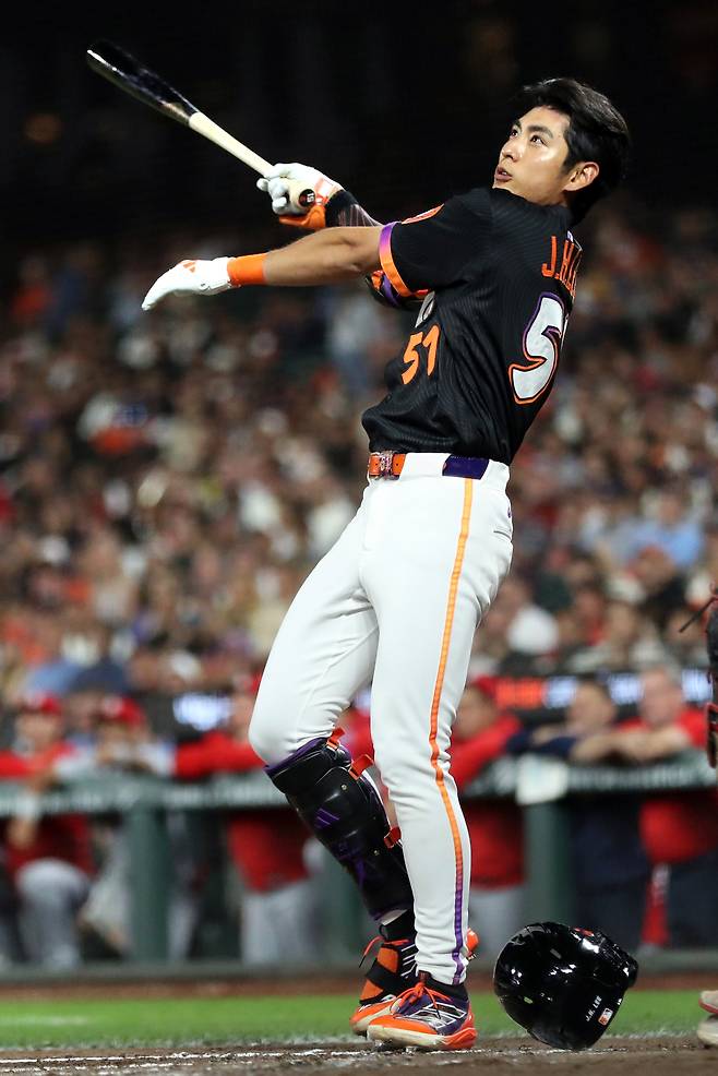 이정후가 24일 미국 캘리포니아주 샌프란시스코의 오라클 파크에서 열린 세인트루이스 카디널스와 2025 메이저리그(MLB) 정규리그 홈경기에서 파울 타구를 지켜보고 있다.  샌프란시스코 | AP연합뉴스