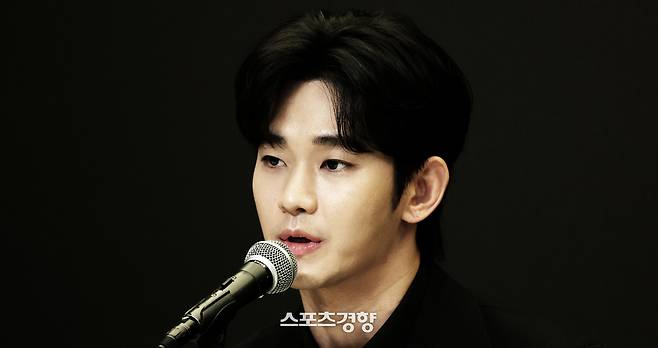 배우 김수현이 3월 31일 서울 마포구 스탠포드 호텔에서 고 김새론씨와 관계에 대한 입장을 밝히고 있다. 한수빈 기자