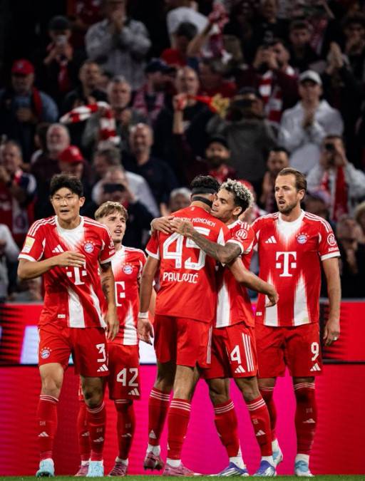 김민재(왼쪽)를 비롯한 바이에른 뮌헨 선수들이 지난달 독일 뮌헨의 알리안츠 아레나에서 열린 2025~2026시즌 독일 분데스리가 1라운드 홈 개막전에서 함께 기뻐하고 있다. /사진=바이에른 뮌헨 공식 사회관계망서비스(SNS) 갈무리