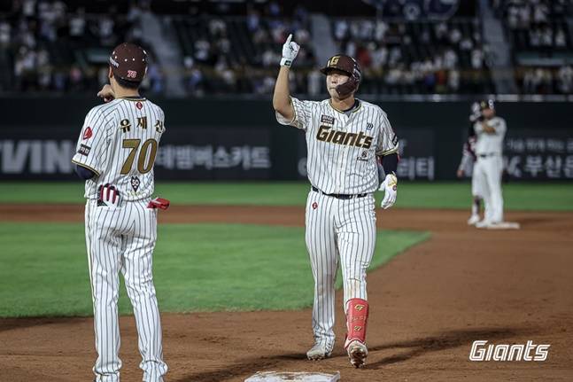 롯데 박건우(오른쪽)가 20일 사직 키움전에서 데뷔 첫 안타를 친 후 세리머니를 하고 있다. /사진=롯데 자이언츠 제공