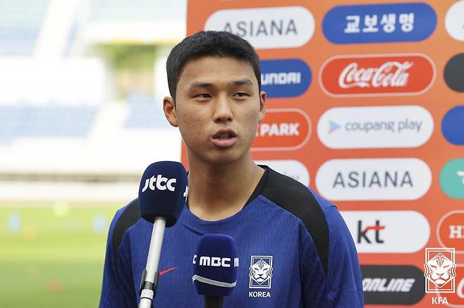 지난 8월 김해종합운동장에서 진행된 2025 국제축구연맹(FIFA) U-20 월드컵 대비 훈련을 앞두고 인터뷰 중인 김태원. /사진=대한축구협회 제공