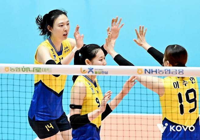 지난 23일 전남 여수 진남체육관에서 열린 2025 여수·NH농협컵 프로배구대회 여자부 2차전 GS칼텍스전에 출전한 현대건설 양효진(왼쪽). /사진=한국배구연맹(KOVO) 제공