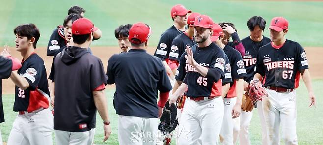 [한번에쓱]9회말 무실점 정해영 '2-0 팀완봉승 자축하는' KIA타이거즈